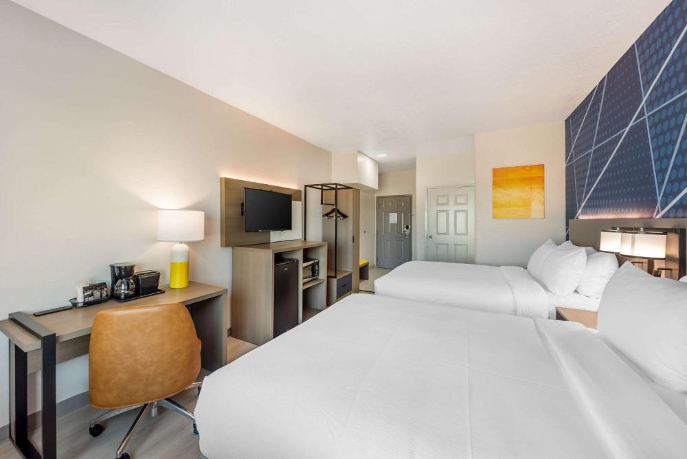 Quadruple Room with Two Queen Beds - Non Smoking interior